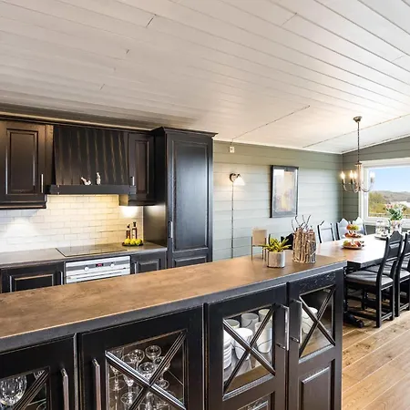 Stunning Home In Lyngdal Hébergement de vacances