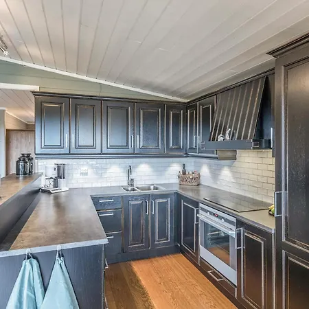 Stunning Home In Lyngdal Hébergement de vacances